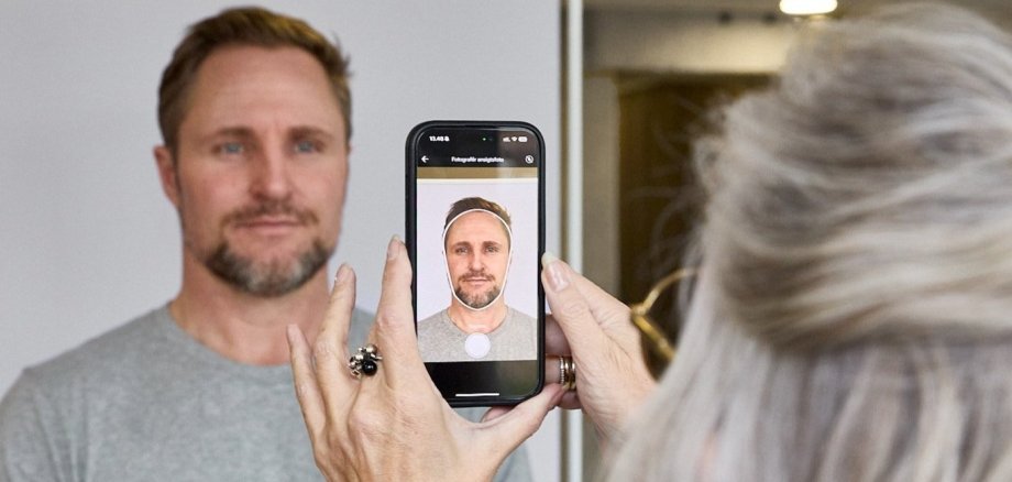 Hier sehen Sie, wie ein Passbild über Biometric Solutions aufgenommen wird.