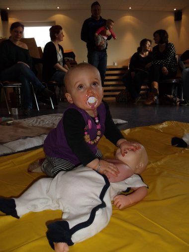 Hier sehen Sie ein Baby, welches an dem Malteserkurs teilnimmt.