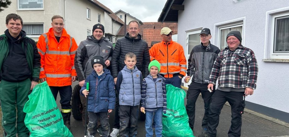 Hier sehen Sie ein Gruppenfoto der Osterputzaktion der freiwilligen Feuerwehr in Brandlos.