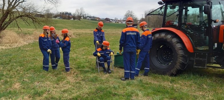 Osterputzaktion der freiwilligen Feuerwehr in Hainzell. Hier sehen Sie ein Gruppenfoto der Osterputzaktion der freiwilligen Feuerwehr in Hainzell.