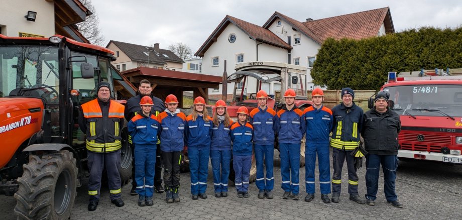 Hier sehen Sie ein Gruppenfoto der Osterputzaktion der freiwilligen Feuerwehr in Hainzell.