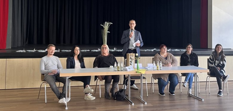 Hier sehen Sie den Redner des Neugeborenenempfangs.