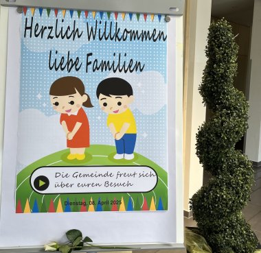 Willkommensschild des Neugeborenenempfangs Hier sehen Sie das Willkommensschild des Neugeborenenempfangs.