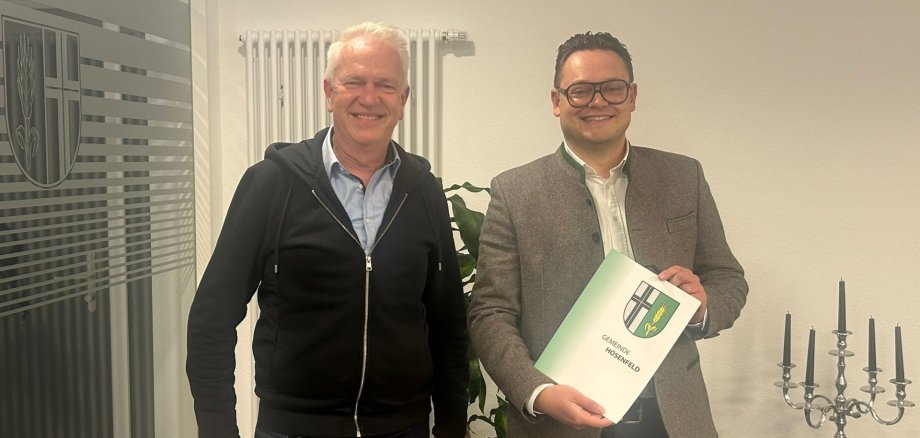 Ernennung zum Standesbeamten Hier sehen Sie Hubert Kasseckert und Frederik Hohnstein bei der Ernennung zum Standesbeamten.