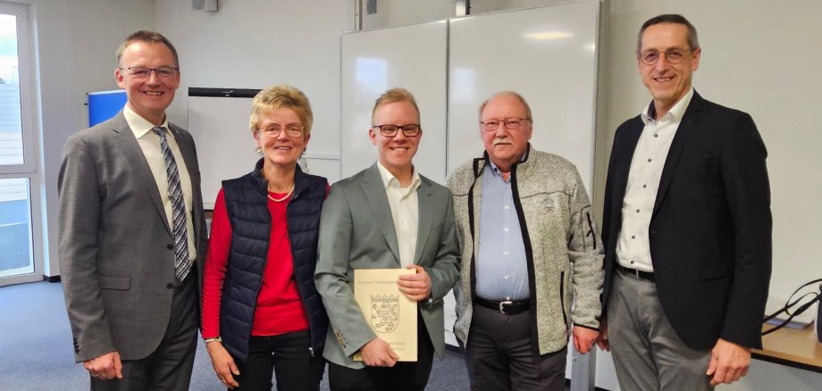 Hier sehen Sie ein Bild der Zeugnisübergabe von Steffen Buchholz, welcher seinen Abschluss als Verwaltungsfachangestellter absolviert hat.