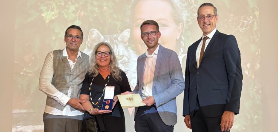 Hier sehen Sie ein Bild über die Gemeinsame Freude über die Würdigung: (v.l.) das Ehepaar Joachim Wieczorek und die ausgezeichnete Silke Gramatzki-Wieczorek, Staatssekretär Michael Ruhl und Peter Malolepszy, Bürgermeister Hosenfeld.