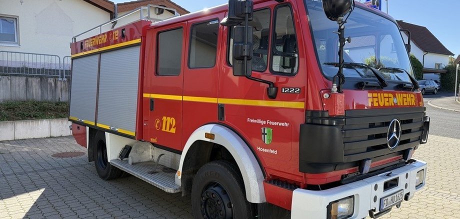 Hier sehen Sie die Schrägansicht des Feuerwehrfahrzeuges.