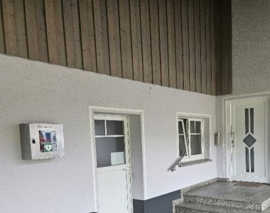 Hier sehen Sie das Bild vom Defibrillator am Bürgerhaus in Brandlos.