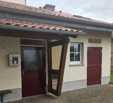 Defibrillator BGH Pfaffenrod Hier sehen Sie das Bild vom Defibrillator am Bürgerhaus in Pfaffenrod.