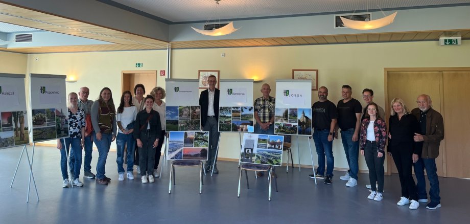 Hier sehen Sie ein Bild zur Ausstellung der Fotocollagen.