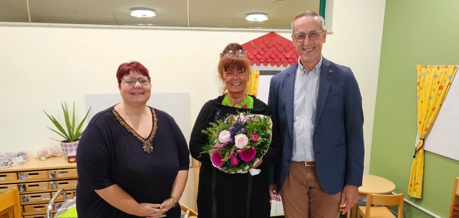 Auf dem Bild sehen Sie v.l.n.r. Michaela Mackwitz, Manuela Neidert und Bgm. Peter Malolepszy.