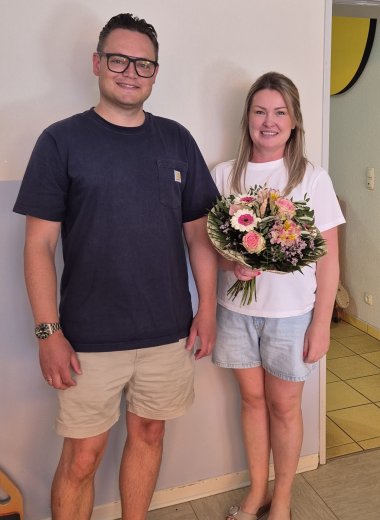 Sie sehen v.l.n.r.: Bürgermeister Frederik Hohnstein, Anna Demiri.