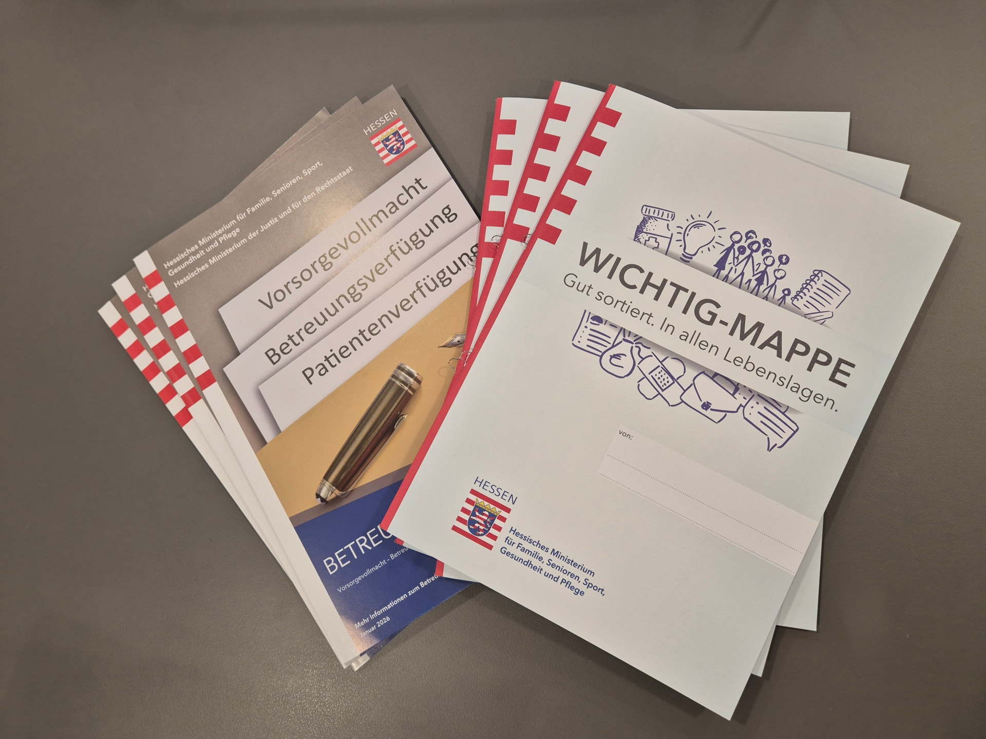 Hier sehen Sie die beiden Unterlagen Wichtigmappe und Betreuungsrecht.