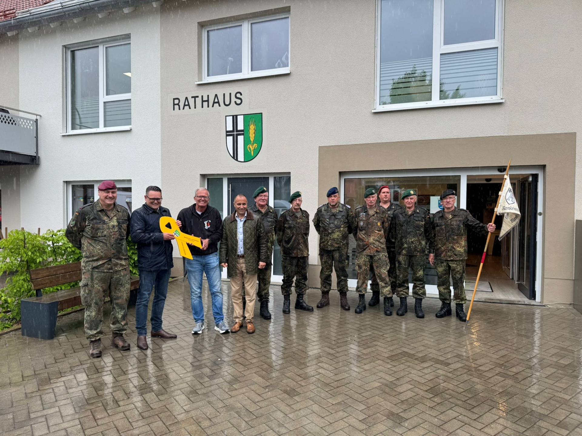 Sie sehen das Foto der Übergabe der gelben Schleife an die Gemeinde Hosenfeld.