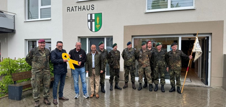 Sie sehen das Foto der Übergabe der gelben Schleife an die Gemeinde Hosenfeld.