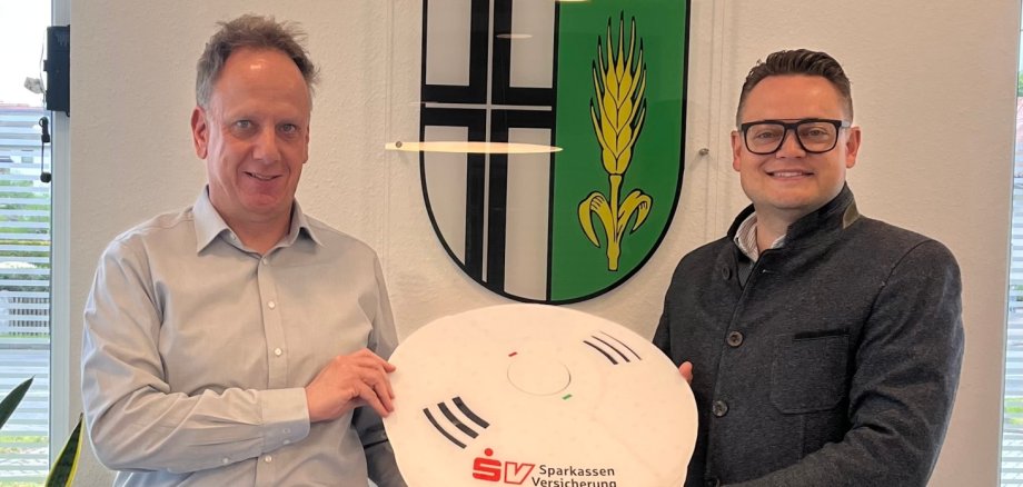 Übergabe der Brandmeldetechnik Sie sehen auf dem Foto die Übergabe der Brandmeldetechnik an die Gemeinde Hosenfeld.