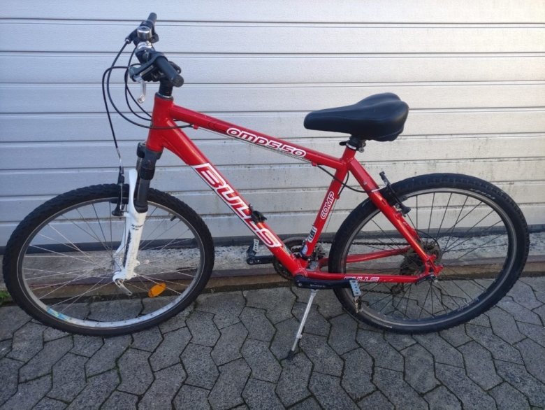 Fahrrad Sie sehen ein rotes Fahrrad.