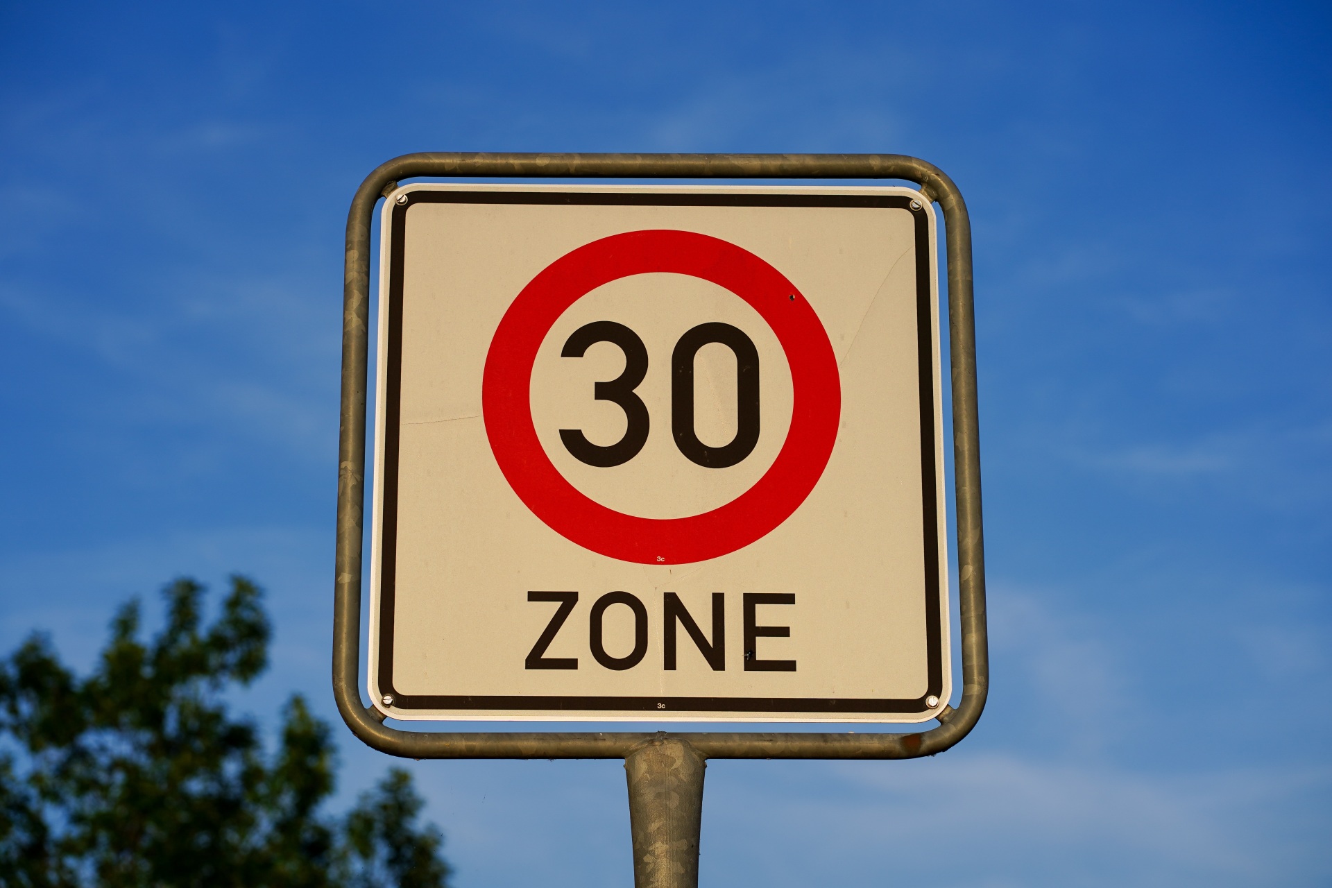 Sie sehen ein Schild der 30er Zone.