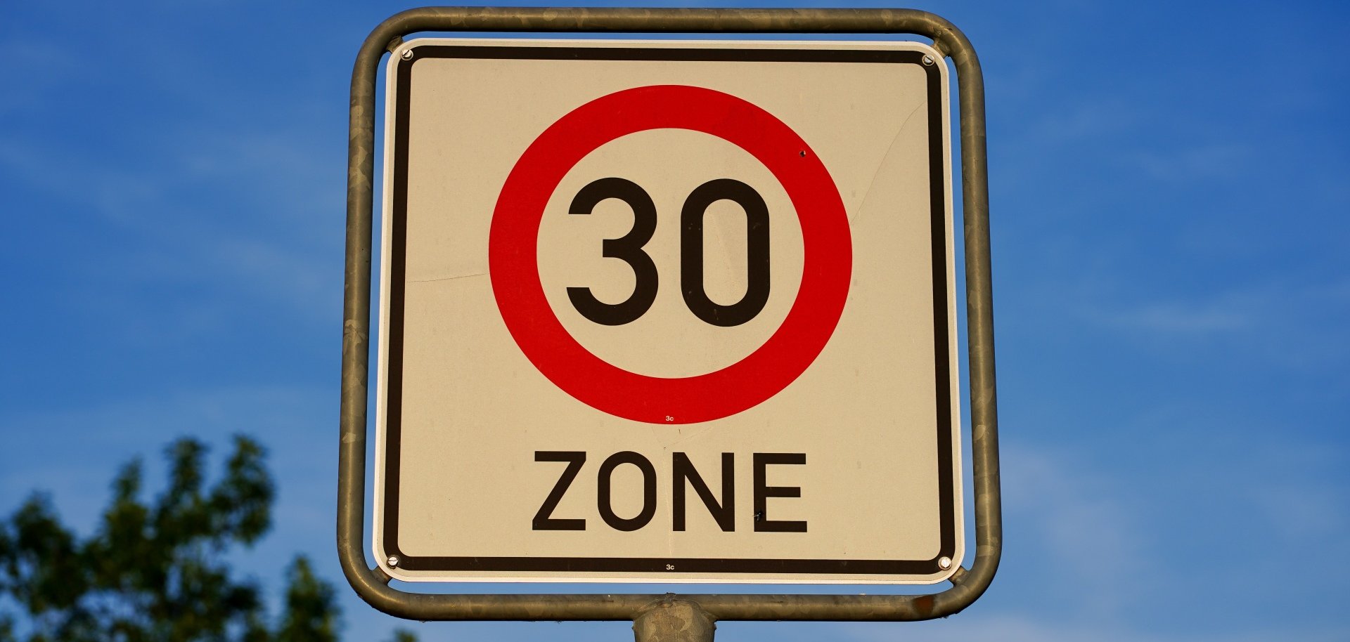 Sie sehen ein Schild der 30er Zone.