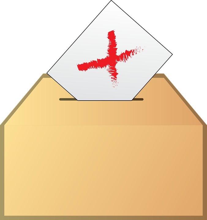 Hier sehen Sie eine Wahlurne und einen Brief, welcher auf die Breifwahl hinweist.