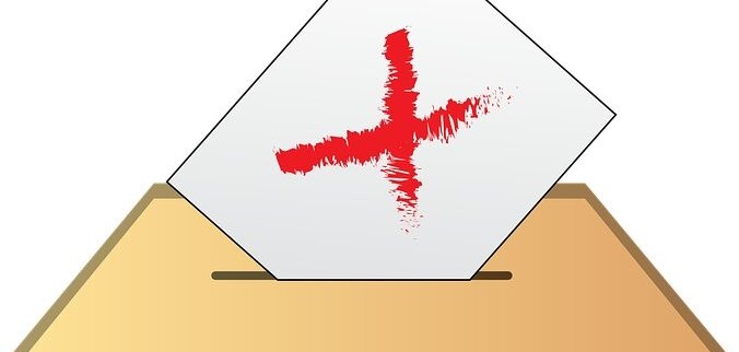 Hier sehen Sie eine Wahlurne und einen Brief, welcher auf die Breifwahl hinweist.