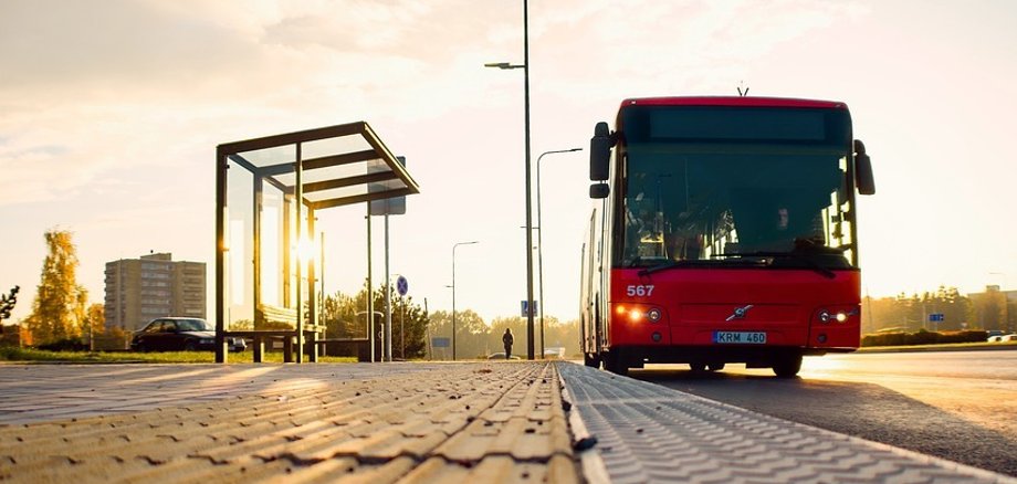 Hier sehen Sie einen Bus an einer Bushaltestelle.