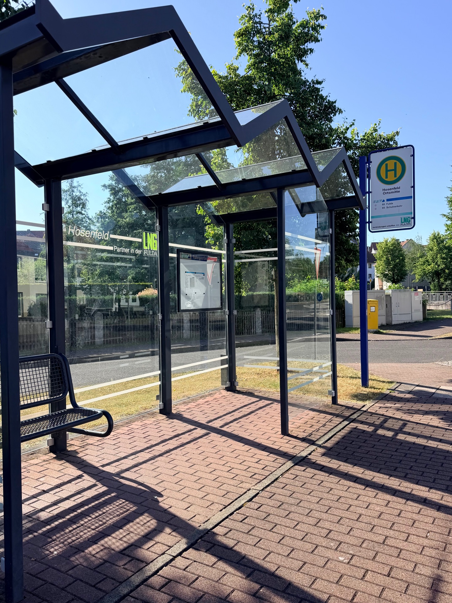 Sie sehen die Bushaltestelle in Hosenfeld.