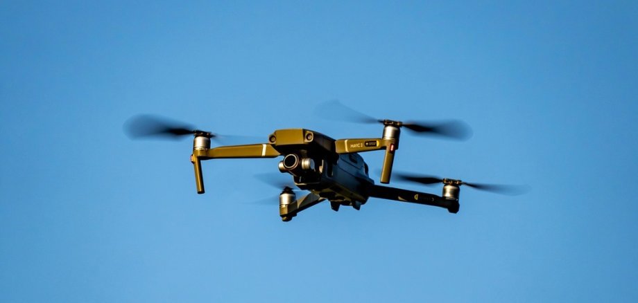 Hier sehen Sie eine Drohne in der Luft fliegen.