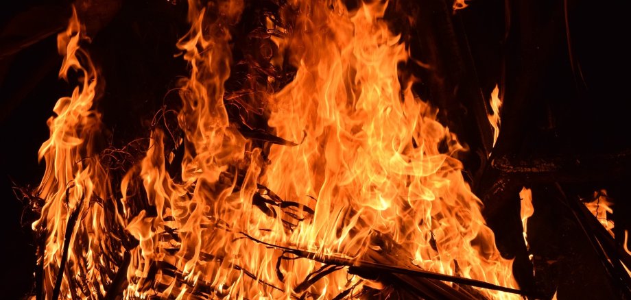 Sie sehen ein Lagerfeuer.