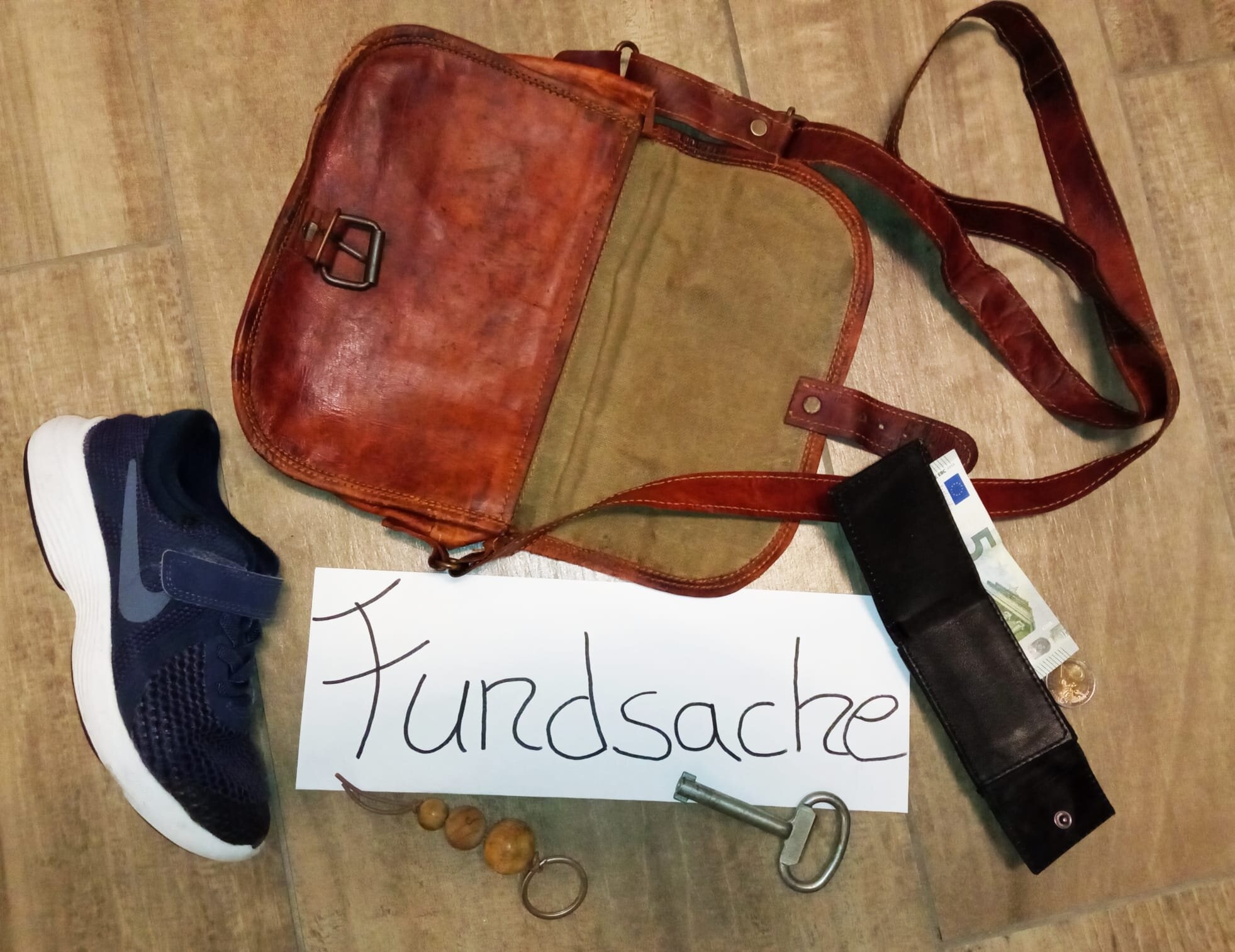 Sie sehen mehrere Fundsachen um den Schriftzug "Fundsachen" drapiert.