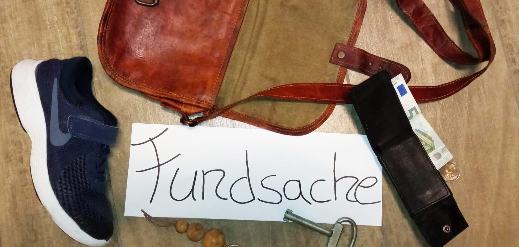 Sie sehen mehrere Fundsachen um den Schriftzug "Fundsachen" drapiert.