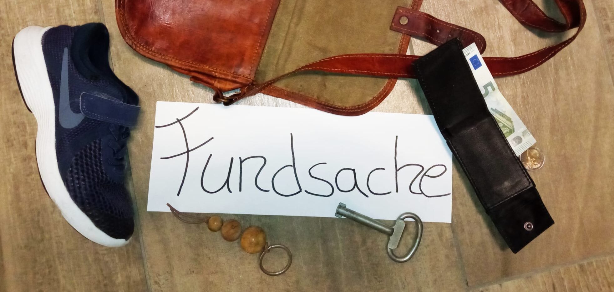 Sie sehen mehrere Fundsachen um den Schriftzug "Fundsachen" drapiert.