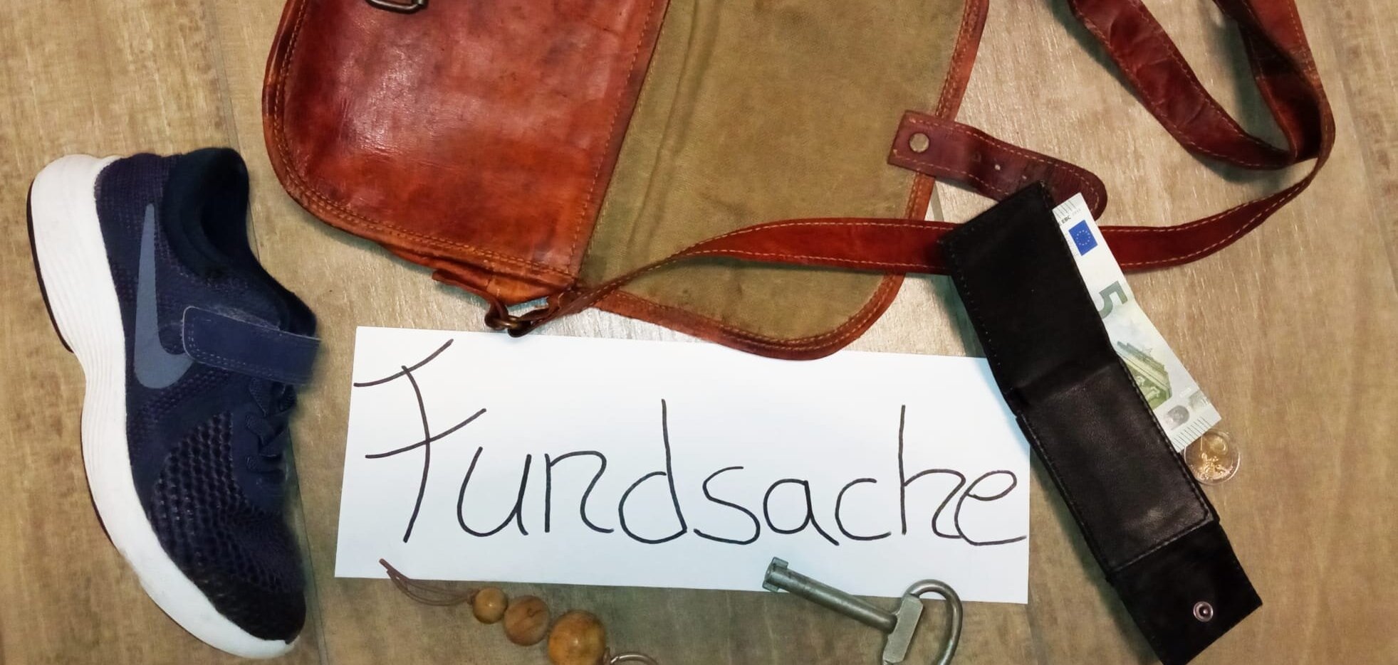 Sie sehen mehrere Fundsachen um den Schriftzug "Fundsachen" drapiert.