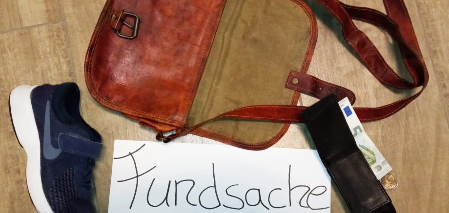 Sie sehen mehrere Fundsachen um den Schriftzug "Fundsachen" drapiert.