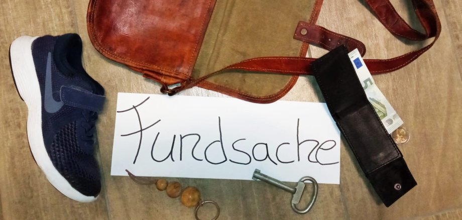 Sie sehen mehrere Fundsachen um den Schriftzug "Fundsachen" drapiert.