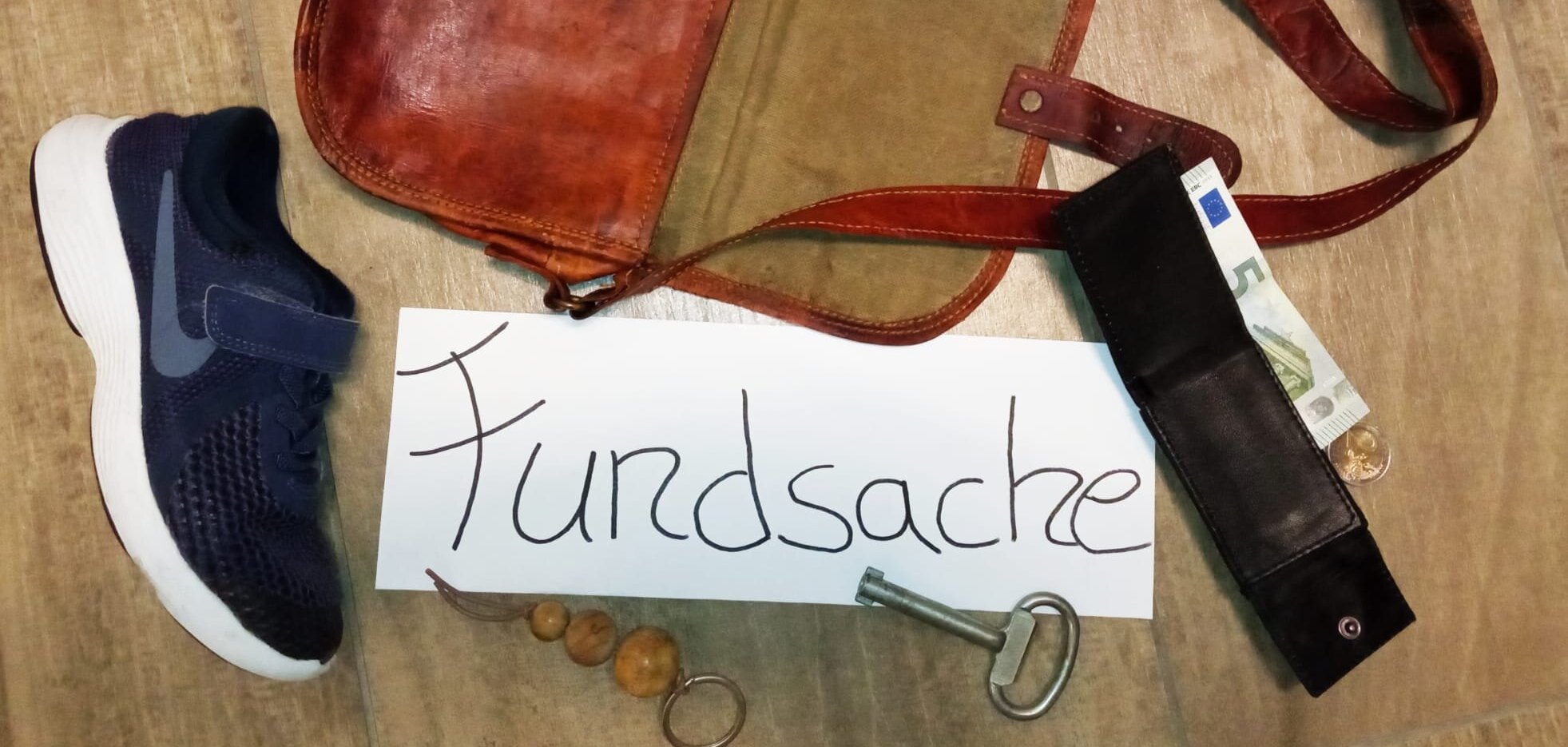 Sie sehen mehrere Fundsachen um den Schriftzug "Fundsachen" drapiert.