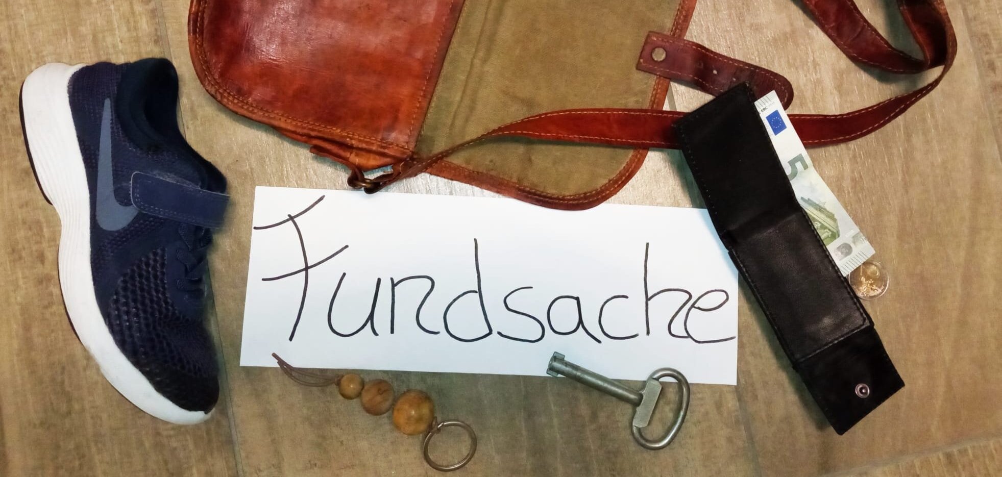 Sie sehen mehrere Fundsachen um den Schriftzug "Fundsachen" drapiert.