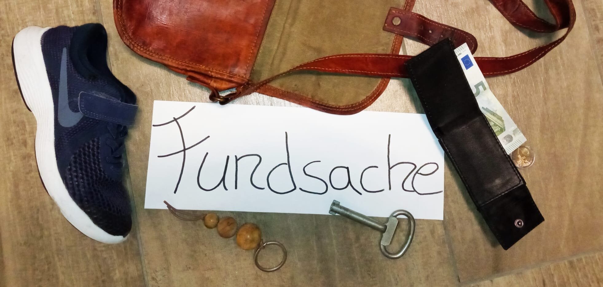 Sie sehen mehrere Fundsachen um den Schriftzug "Fundsachen" drapiert.