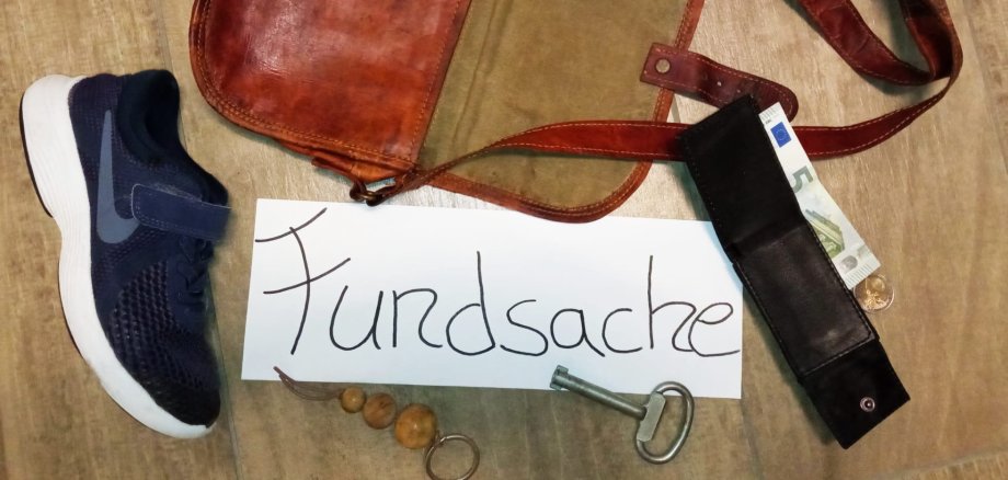 Sie sehen mehrere Fundsachen um den Schriftzug "Fundsachen" drapiert.