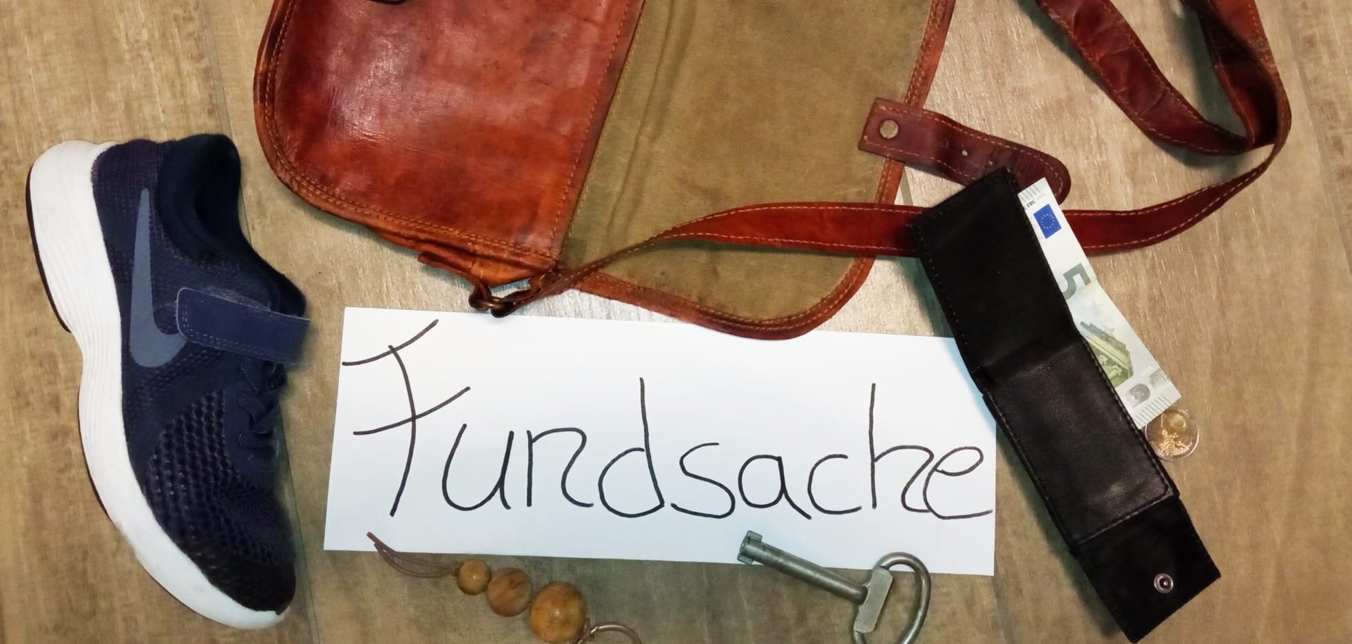 Sie sehen mehrere Fundsachen um den Schriftzug "Fundsachen" drapiert.