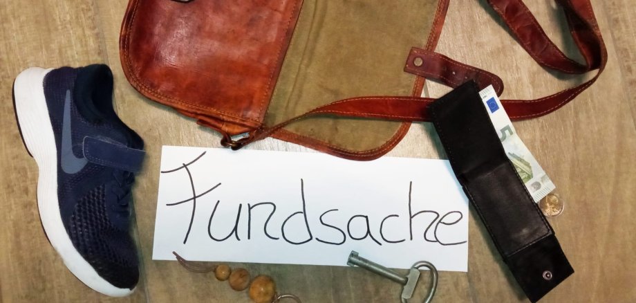 Sie sehen mehrere Fundsachen um den Schriftzug "Fundsachen" drapiert.