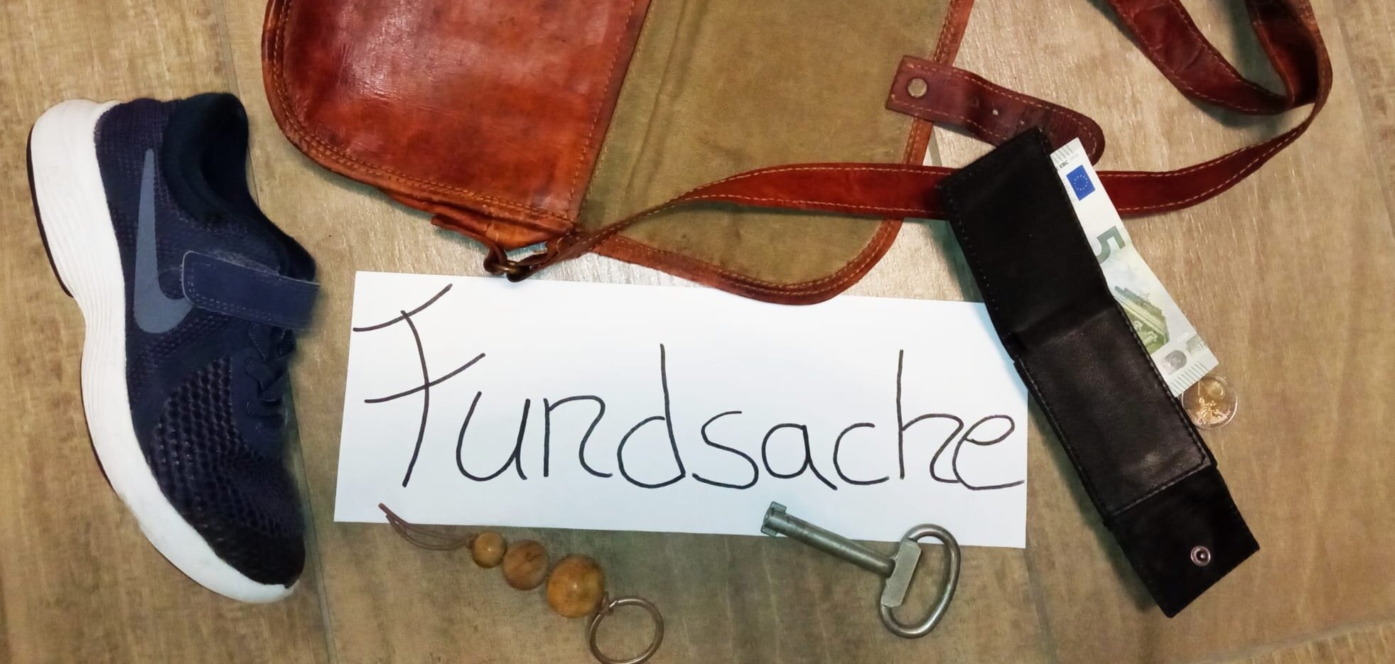 Sie sehen mehrere Fundsachen um den Schriftzug "Fundsachen" drapiert.