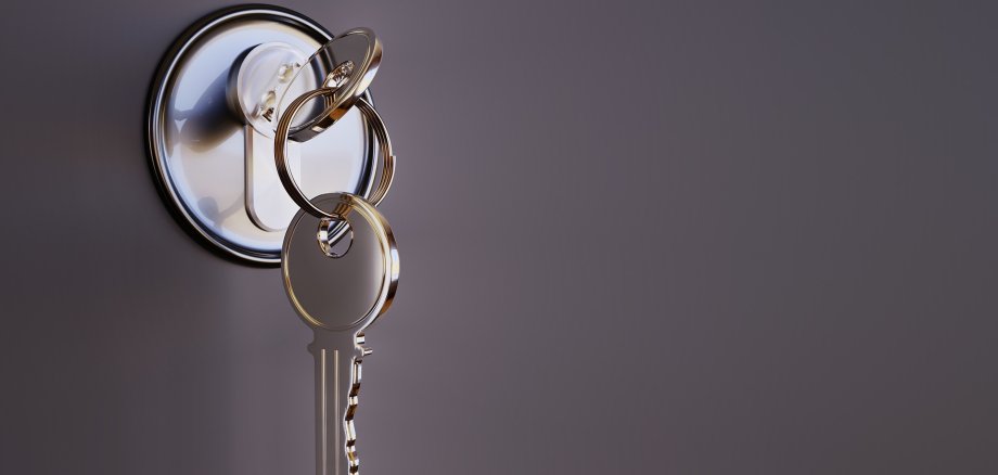 Sie sehen eine geschlossene Tür mit Schlüssel im Türschloss.