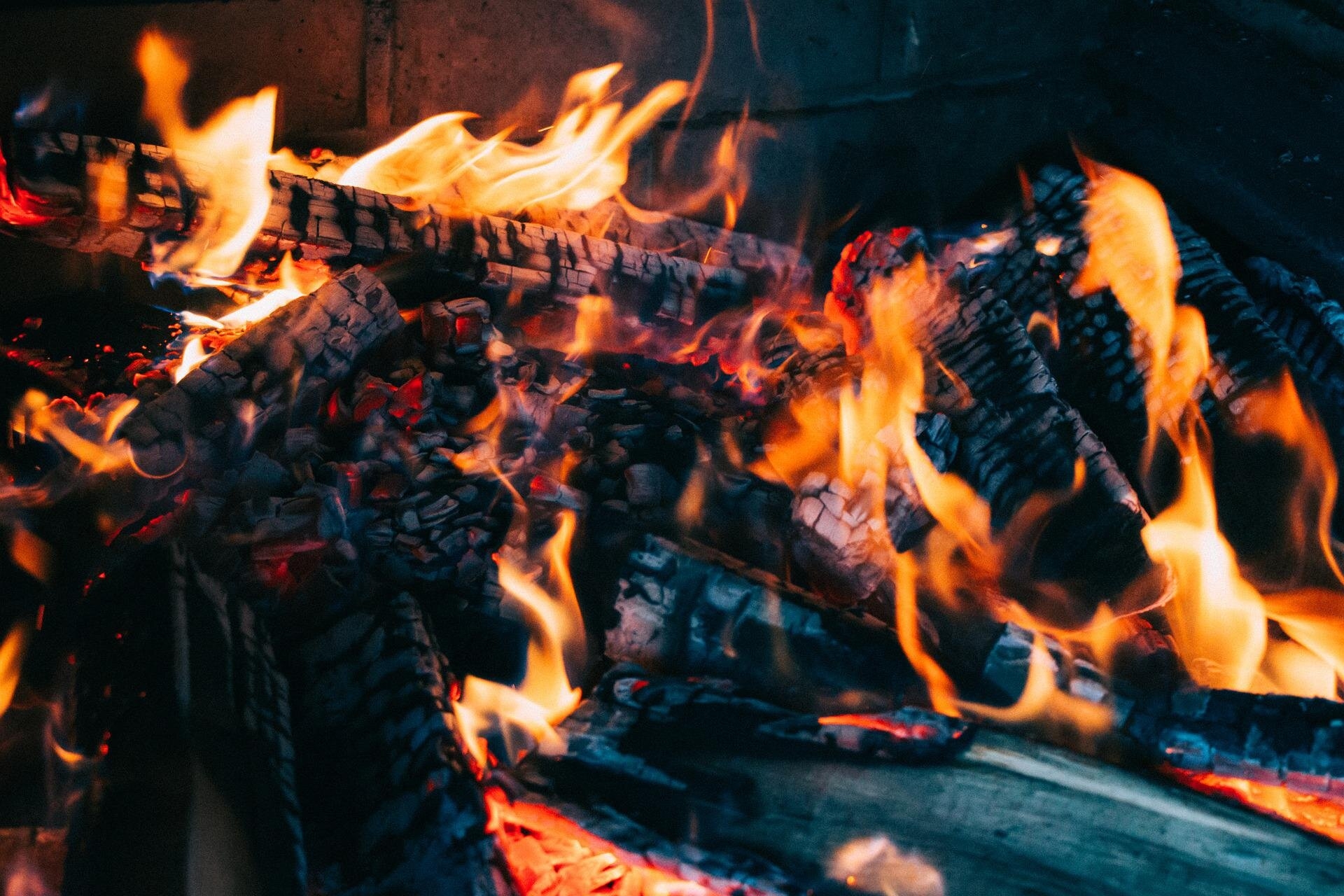 Sie sehen ein Grillfeuer.