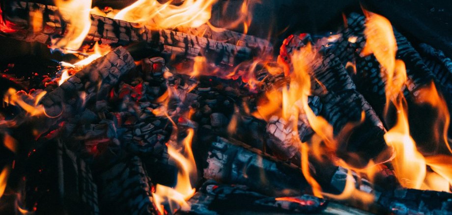 Sie sehen ein Grillfeuer.