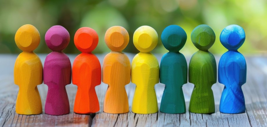 Inklusion Sie sehen bunte Figuren aus Holz.