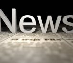 Sie sehen den Schriftzug "News" auf einer Zeitung.