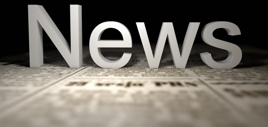 Sie sehen den Schriftzug "News" auf einer Zeitung.