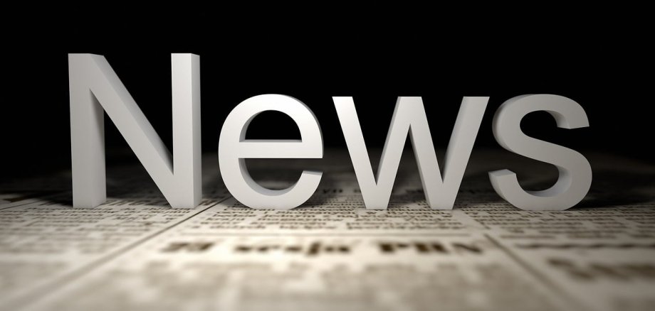 Sie sehen den Schriftzug "News" auf einer Zeitung.