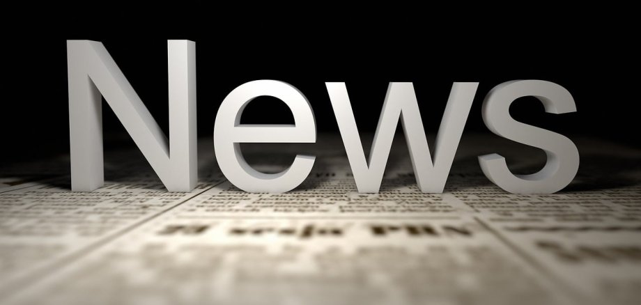 News Sie sehen den Schriftzug "News" auf einer Zeitung.